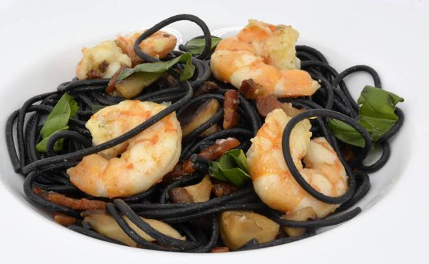 Espaguetis al «nero di sepia» con panceta y langostinos