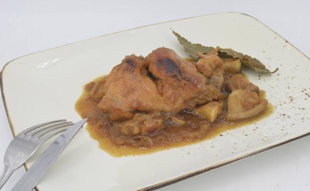 La receta de Javier Romero: conejo encebollado