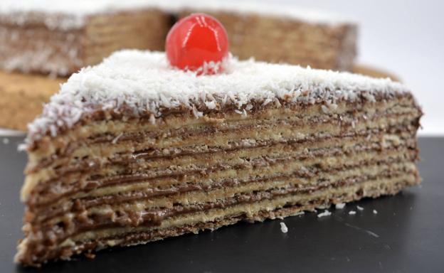 La receta de Javier Romero: plum cake y tarta de chocolate con obleas