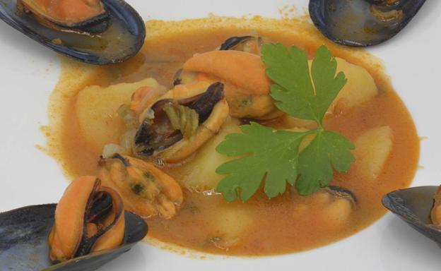 La receta de Javier Romero: patatas con mejillones