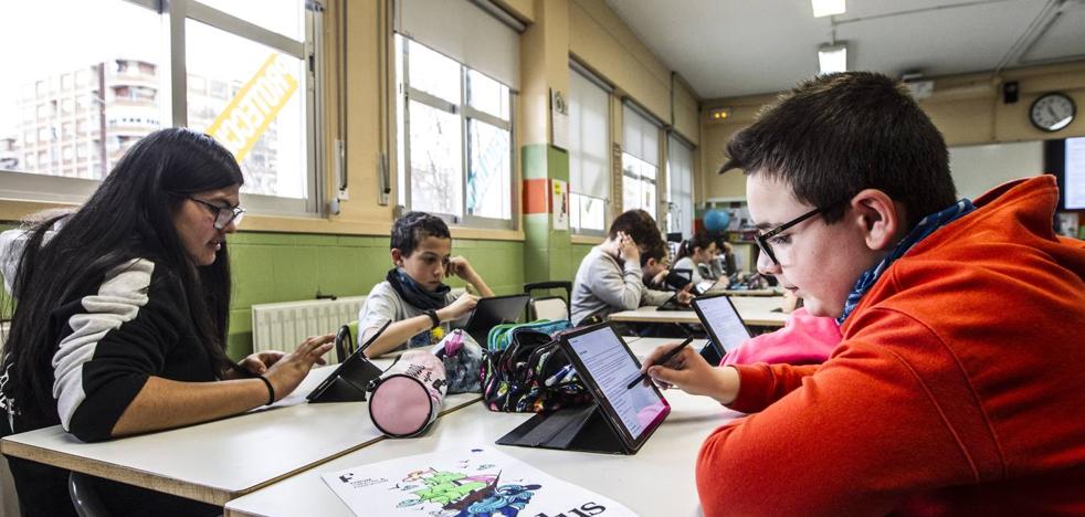 A clase con la tablet en la mochila