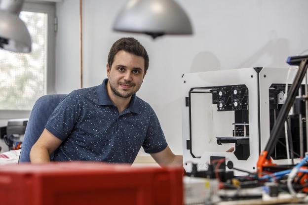 El ingeniero Enrique Sodupe con una de las bioimpresoras desarrolladas en la Facultad de Ingeniería de la UR./justo rodríguez