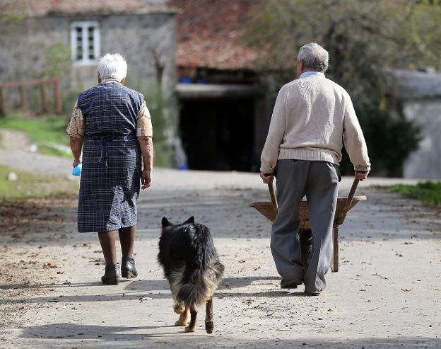 Dos ancianos en la localidad pontevedresa de Dozón, una de las muchas que sufren despoblación. :: 