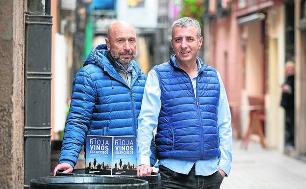Antonio Remesal y Alberto Gil con su libro 'Rioja. Vinos silenciosos', que se acaba de publicar. /Sonia Tercero