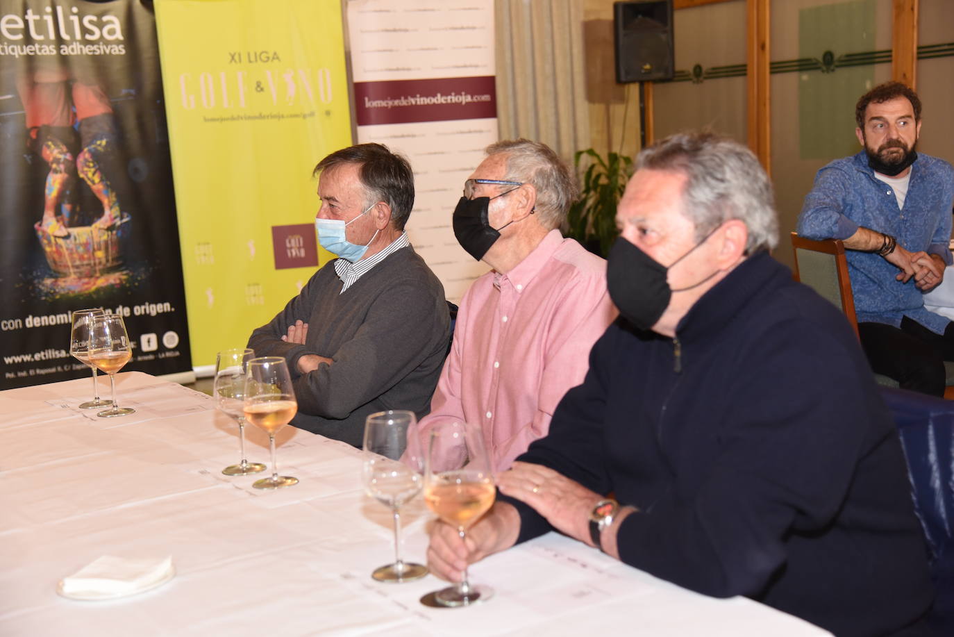 Los asistentes pudieron disfrutar de los vinos de Ramón Bilbao tras la jornada de juego de la Liga de Golf y Vino.