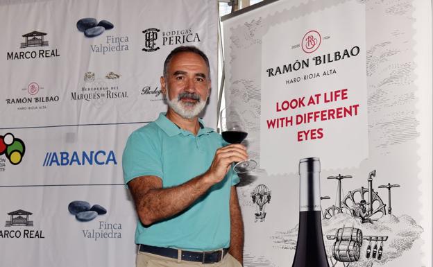 Javier Gómez Vivancos posa con un vino de Bodegas Ramón Bilbao. 