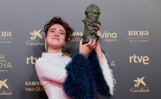 María Cerezuela posa con su Goya a la actriz revelación de 2022 ante los logos de los patrocinadores, entre ellos el de Rioja. /EFE