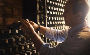 Crianza en botella.Miguel Ángel Rodríguez, en el botellero de los calados de Vinícola Real. 