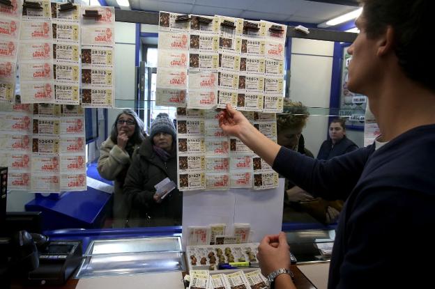 Los riojanos se gastan 26 millones de euros para intentar 'cazar' el Gordo de Navidad