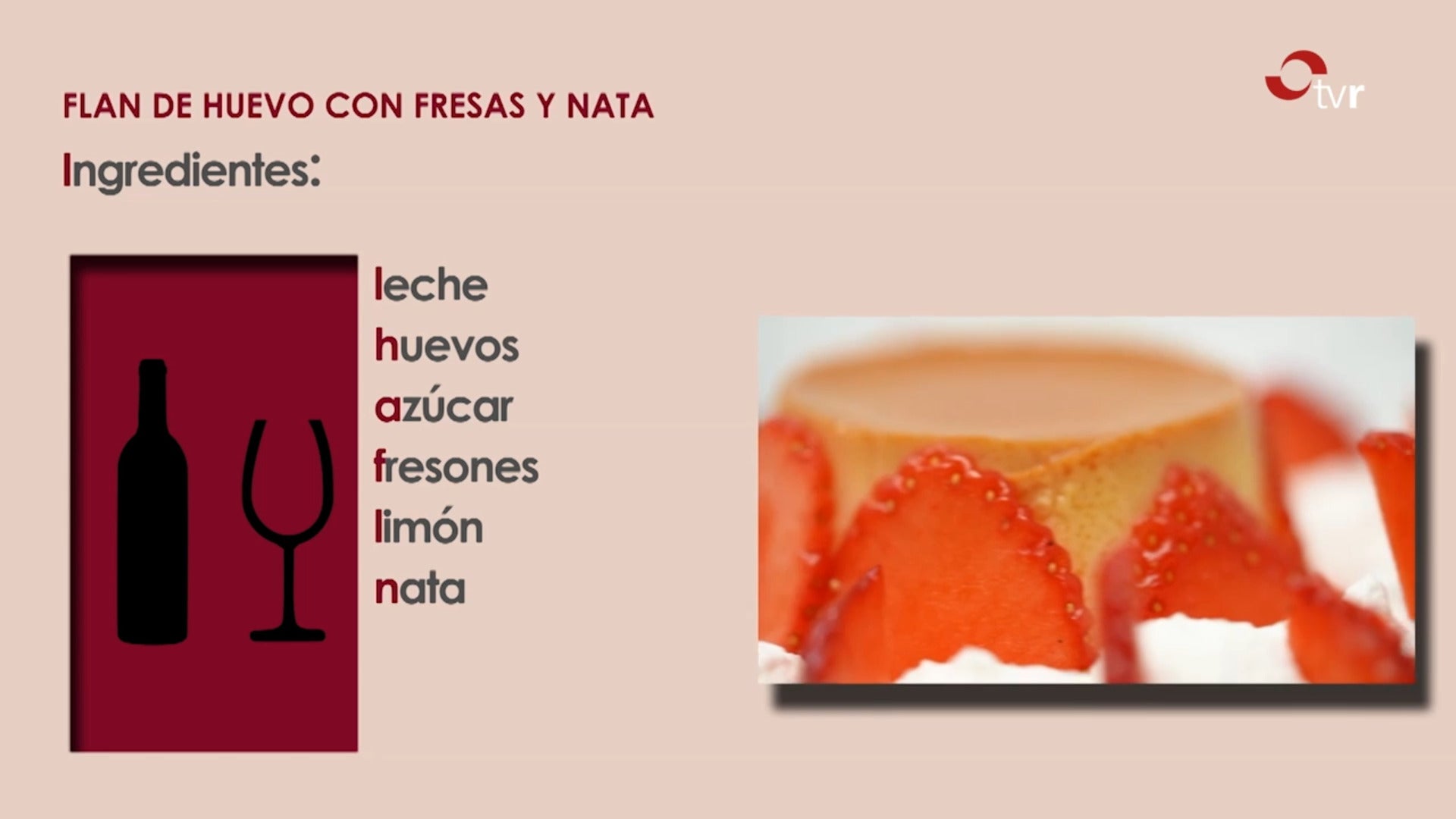 Flan de huevo con fresas y nata