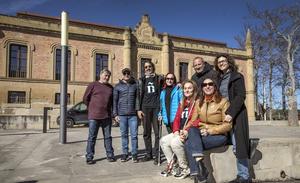 El equipo actoral de 'Lo que no se ve' ante el Palacio de los Manso de Zúñiga de Canillas, su cuartel general durante esta semana de ensayos. 
