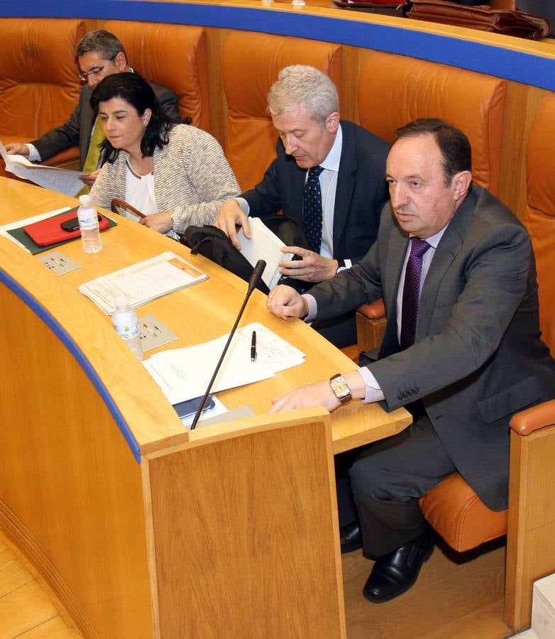 El pleno del Parlamento gira en torno a la AP-68, los Servicios Sociales y los municipios