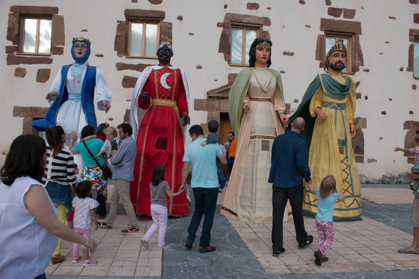 Primer día de las fiestas por Santa Bárbara en Ezcaray