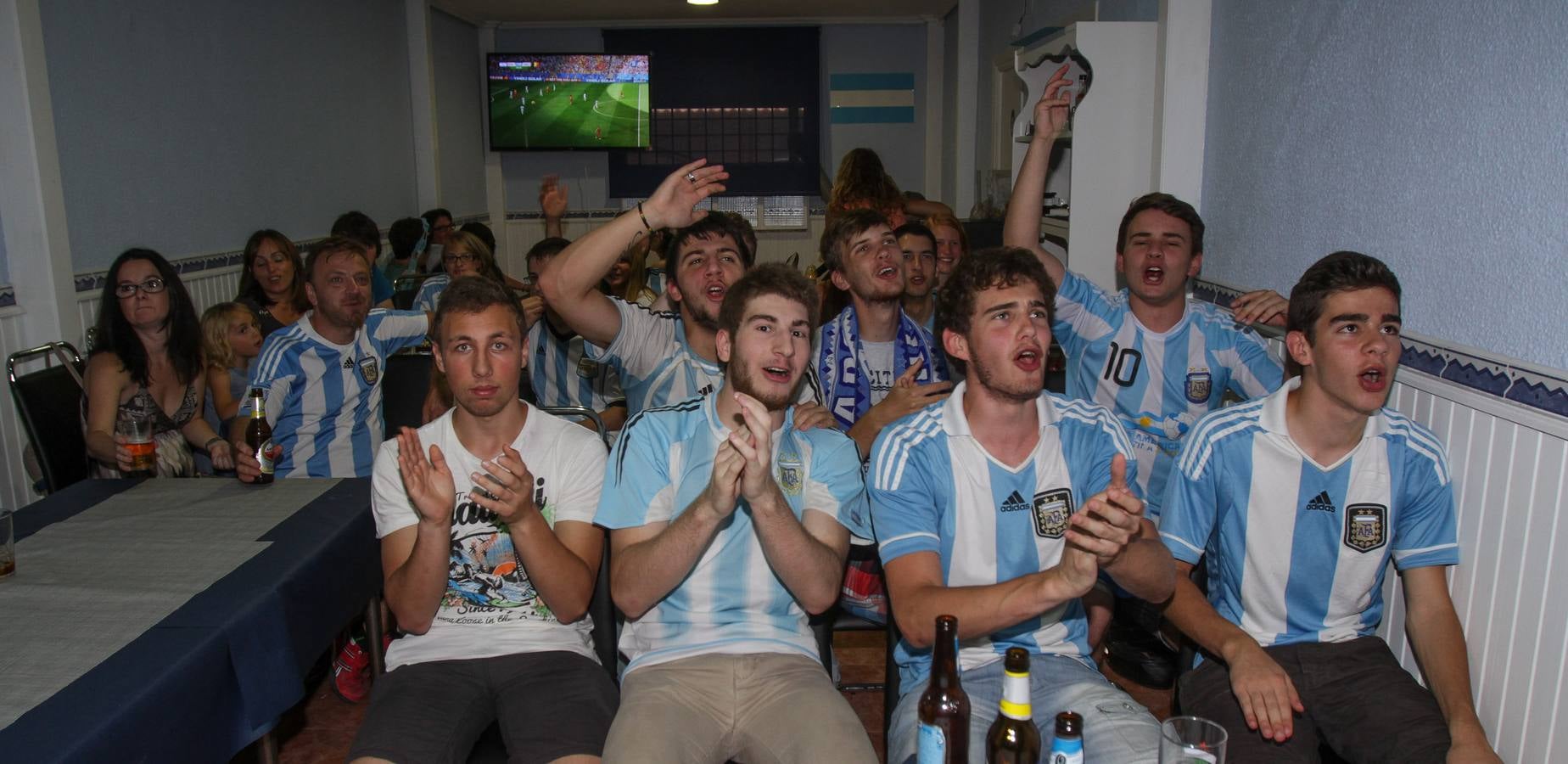 Argentinos en Logroño celebran el pase de su selección a semifinales