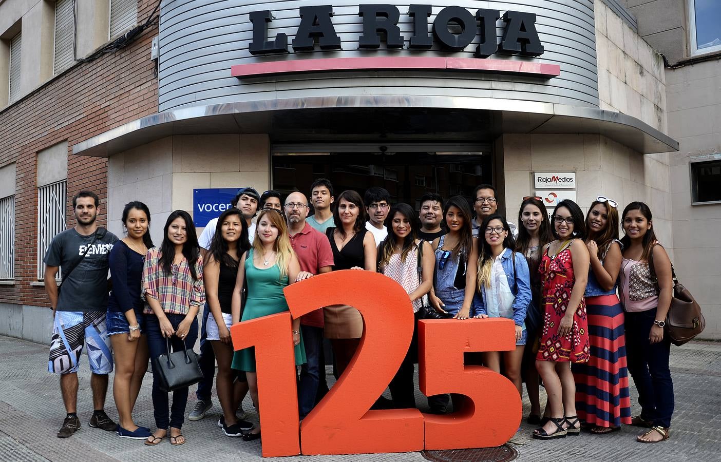 Los alumnos de la Universidad San Ignacio de Loyola de Lima (USIL) visitan la multimedia de Diario LA RIOJA