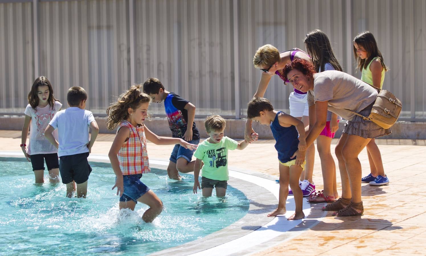 Los vecinos de Varea visitan sus piscinas un día antes de la apertura oficial
