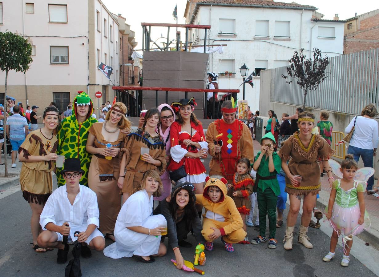 Disfraces y carrozas en el penúltimo día de fiestas de Alberite