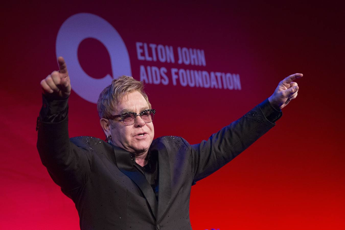 Elton John recauda fondos contra el sida