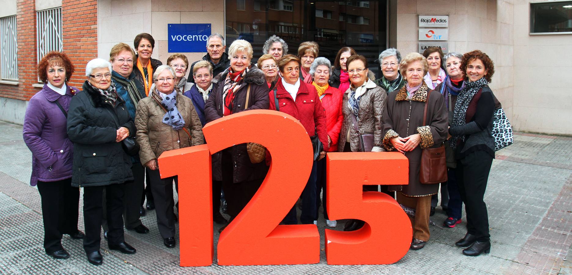 Visita a la multimedia de Diario LA RIOJA de un grupo del taller Vida Sana del Ayuntamiento de Logroño
