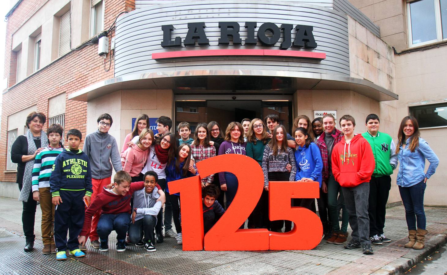 Alumnos de 1º y 2º,de la ESO, grupo A, del IES Virgen de Vico de Arnedo visitan la multimedia de Diario LA RIOJA