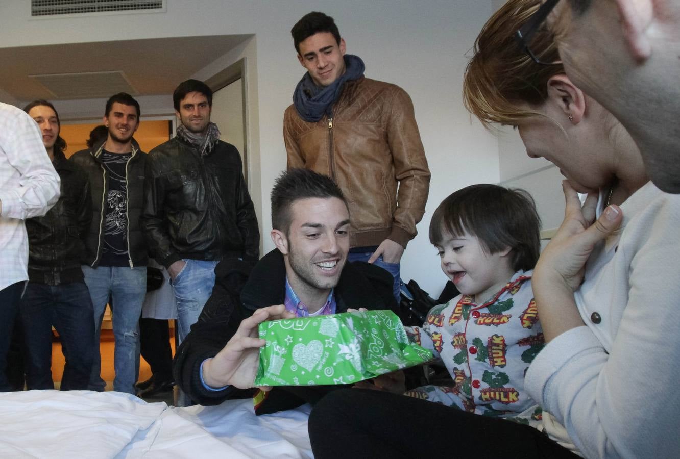 Los jugadores de la UDL visitan a los niños ingresados en el San Pedro