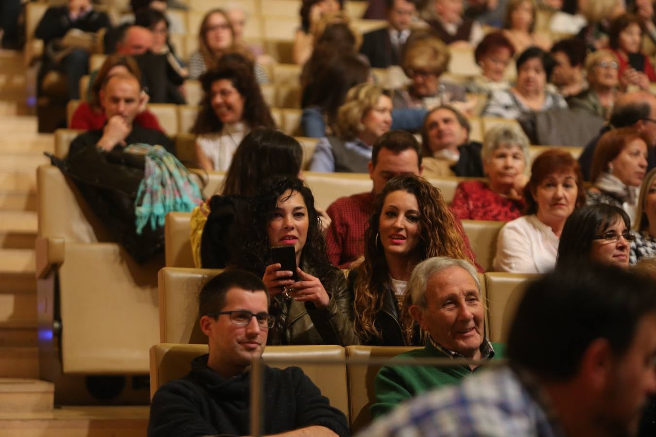 Raphael arranca los aplausos del numeroso público en su concierto en Riojaforum