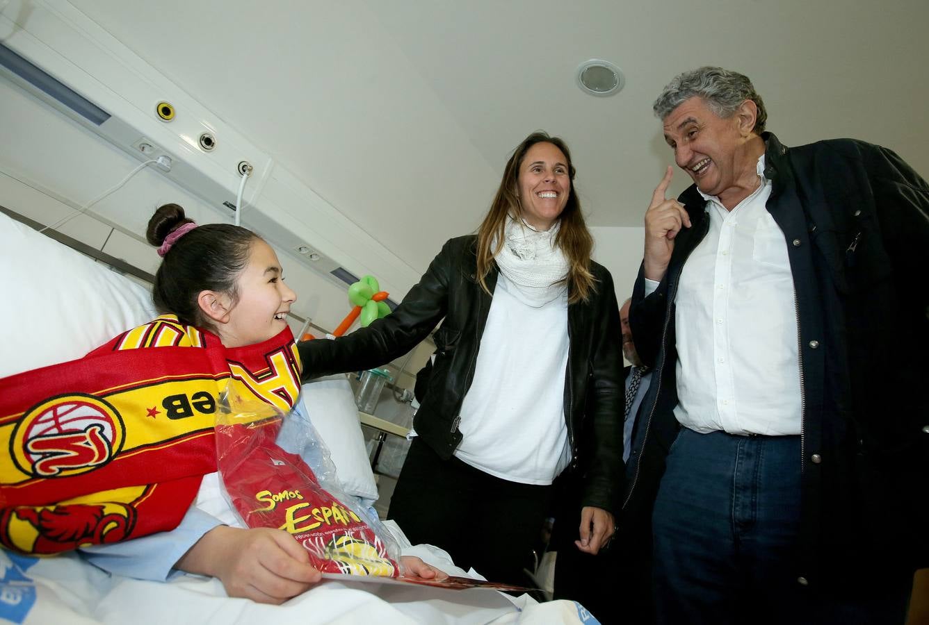 Visita a los niños de dos 'grandes' del baloncesto