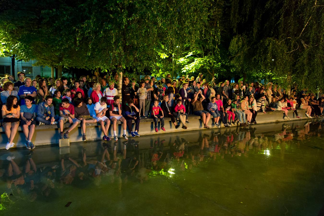 Celebración de San Juan en la logroñesa Plaza de Los Tilos