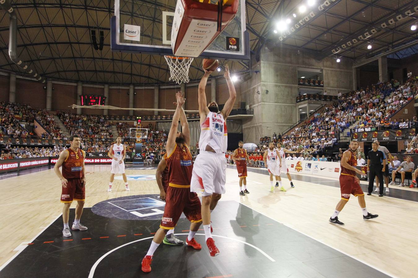 España machaca a Macedonia en Logroño