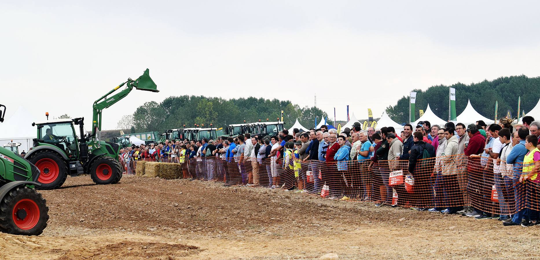 Multitudinaria concentración de tractores Fendtgüinos celebrada en Bañares