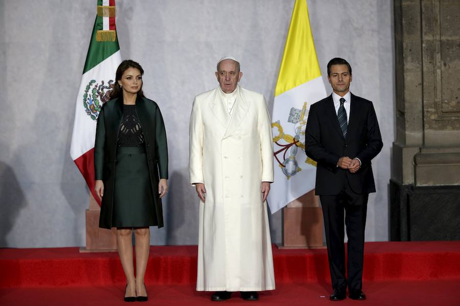 El Papa, recibido con honores en el Palacio Nacional de México