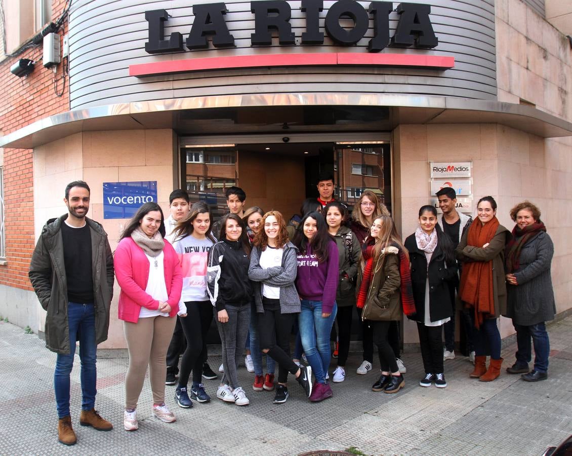 Alumnos de FP Básica de Secretariado Administrativo y Comercial del Colegio Paula Montal visitan la multimedia de Diario LA RIOJA