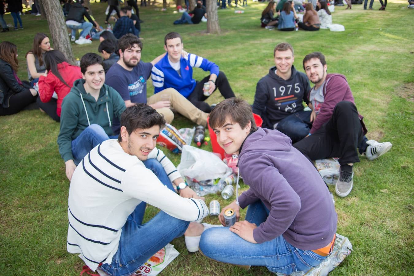 Los alumnos de la UR celebran la fiesta de Barras (II)