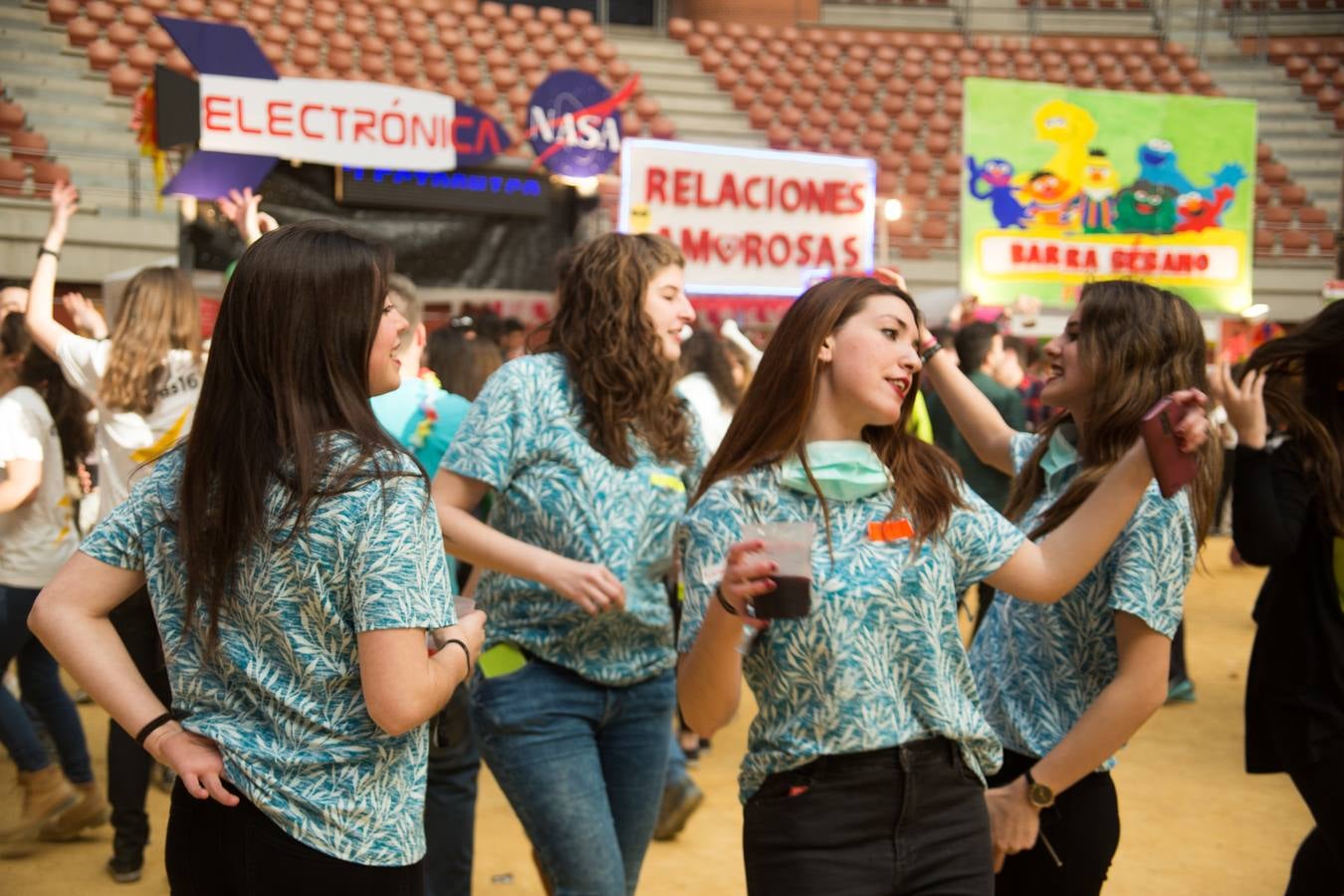 Los alumnos de la UR celebran la fiesta de Barras (I)