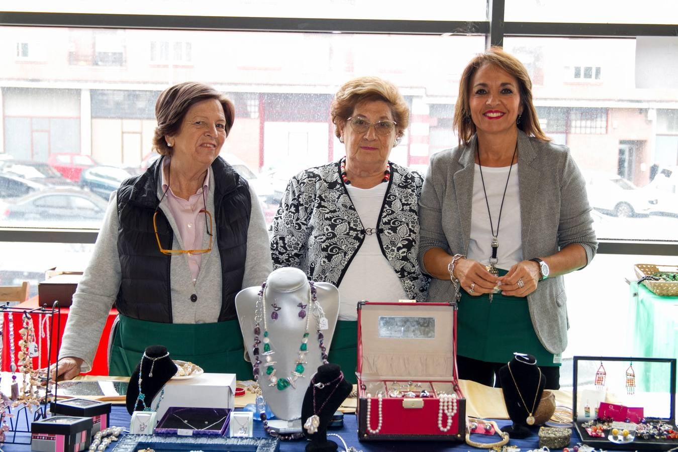 El rastrillo a beneficio de Cáritas reúne 17 expositores y 40 voluntarios