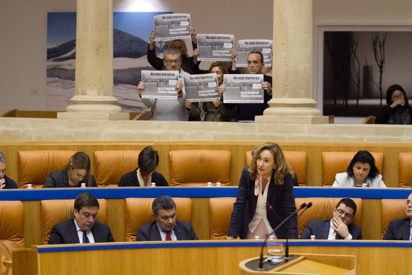 Los gestos del pleno del Parlamento riojano