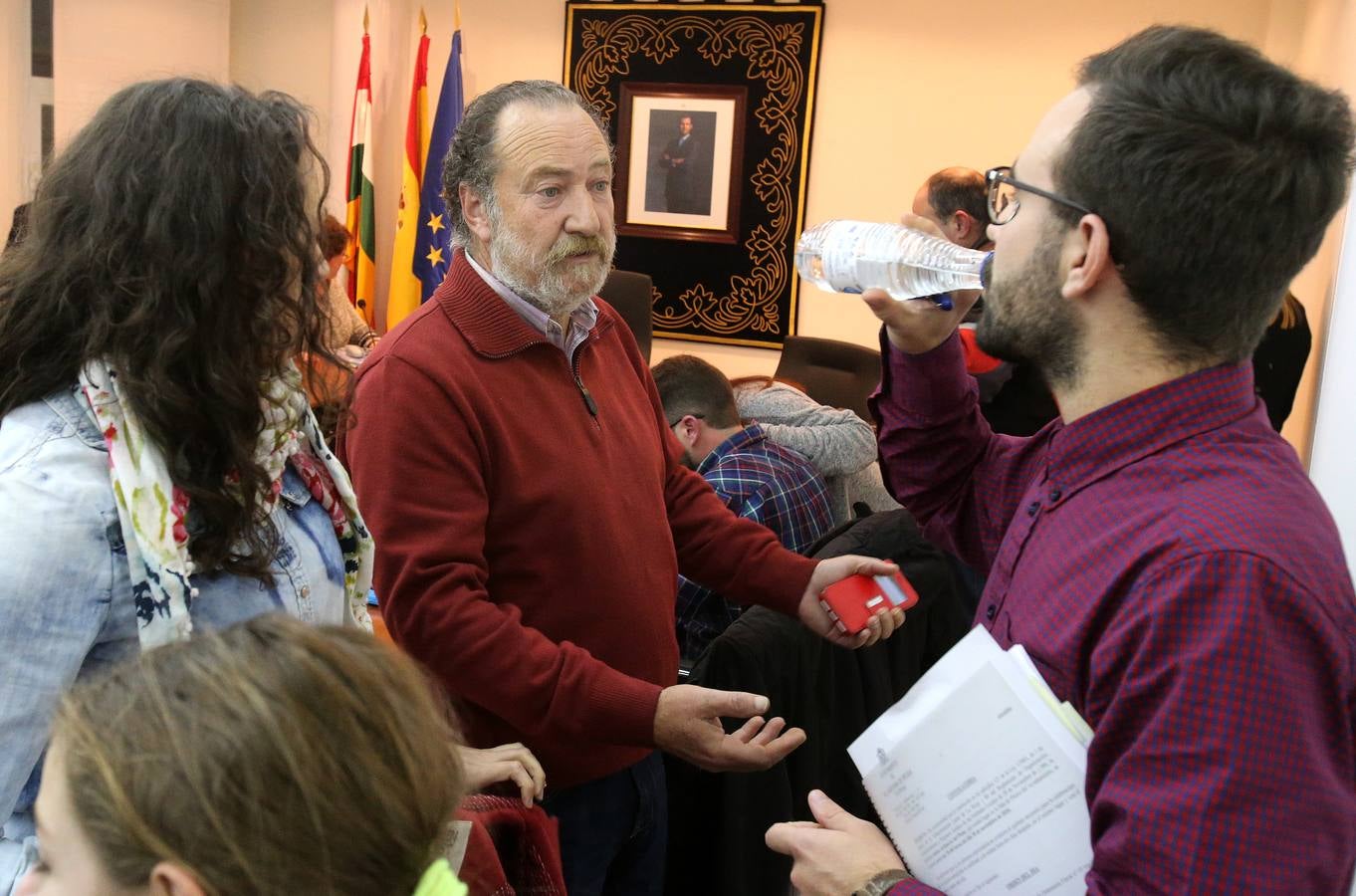 Tensión, gestos y más de una botella de agua en el pleno de Villamediana