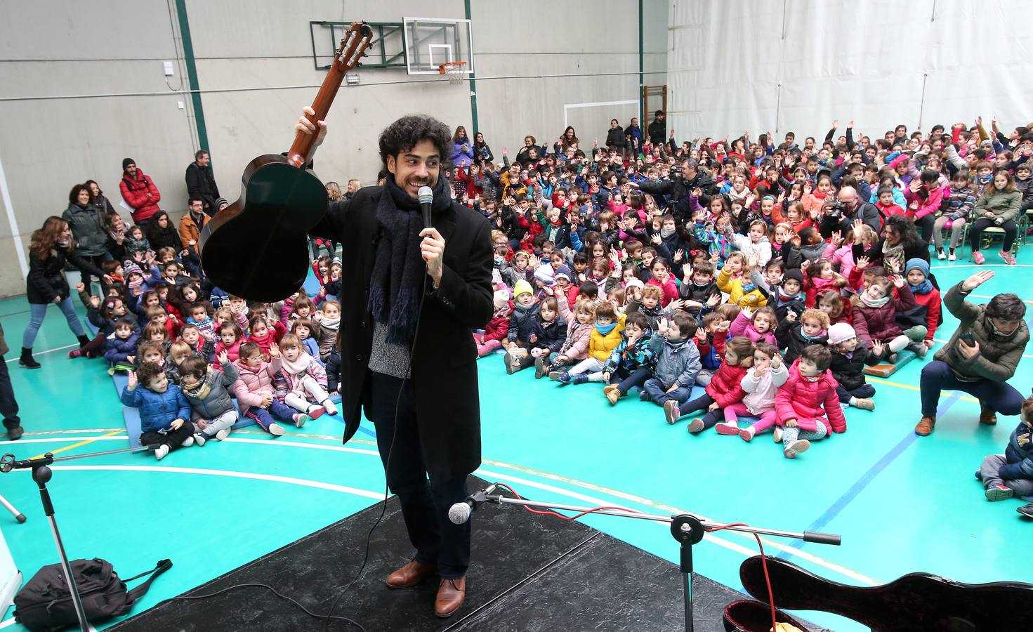 Setecientos alumnos disfrutan en el colegio Las Gaunas de la música de Pablo Sáinz Villegas