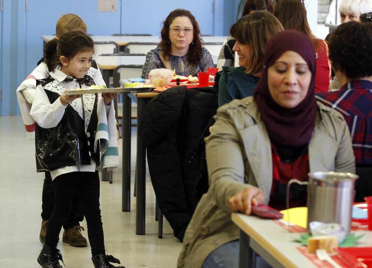 Los niños dan de comer a los padres