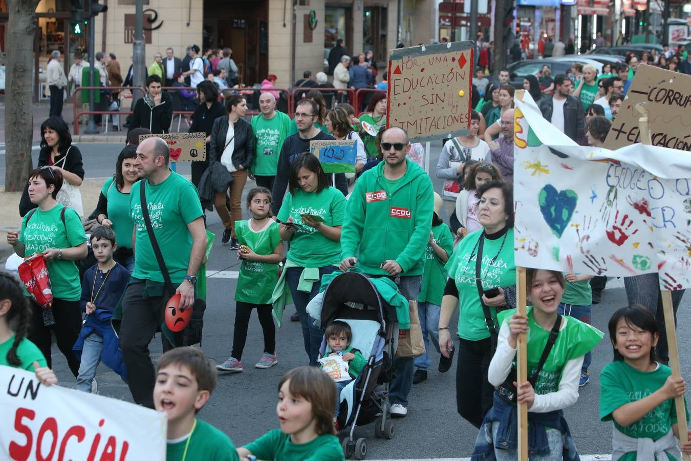 Familias, profesores y alumnos recorren las calles de Logroño en la manifestación por la escula pública