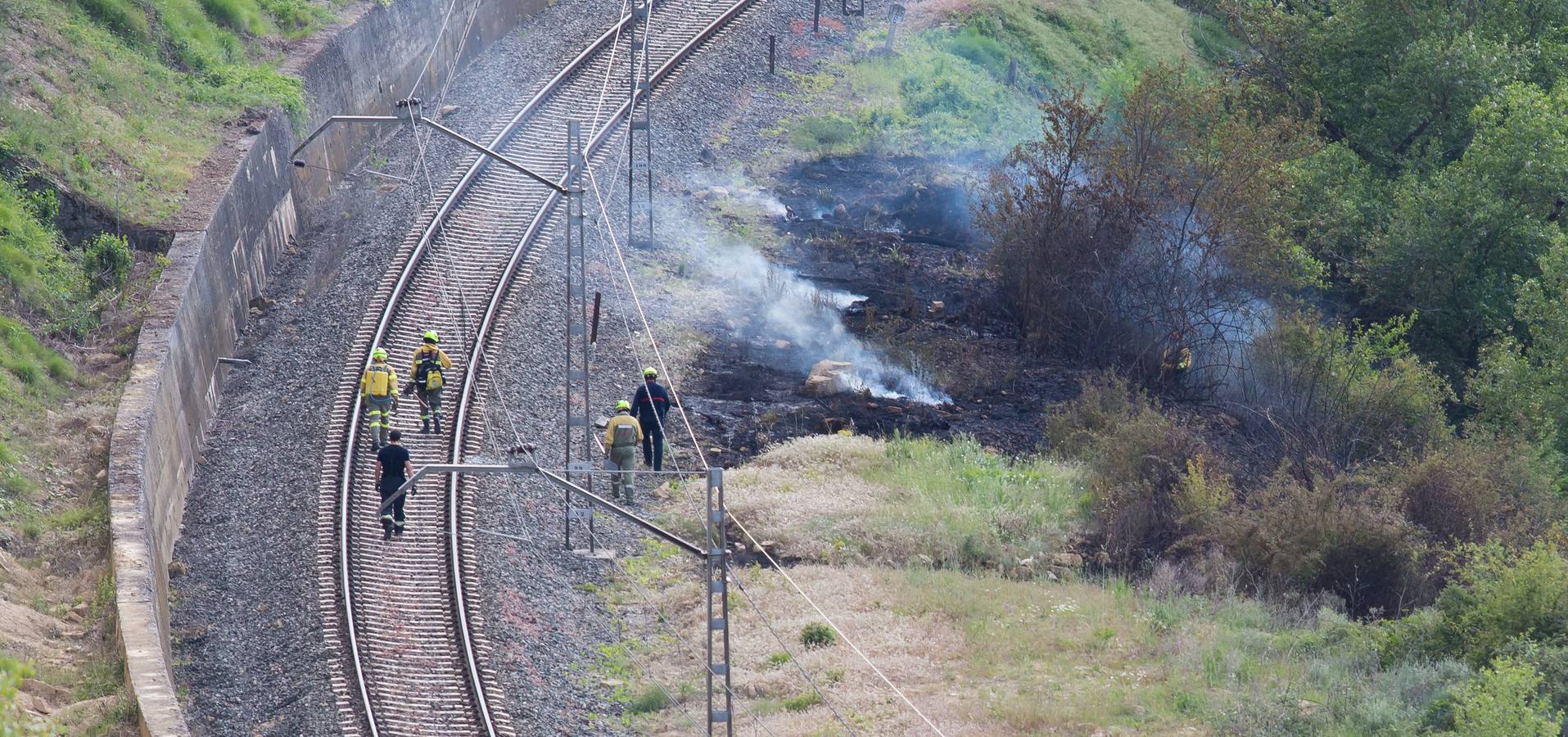 Una locomotora provoca un incendio en Gimileo