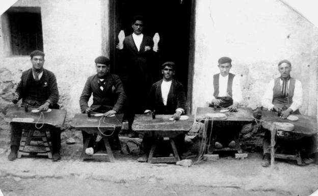 Alpargateros en Cervera en los años 50