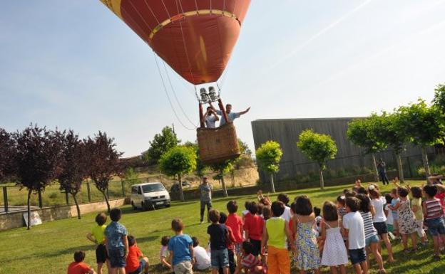Los alumnos de Infantil de la Vega reciben la visita del globo de Óscar Ayala