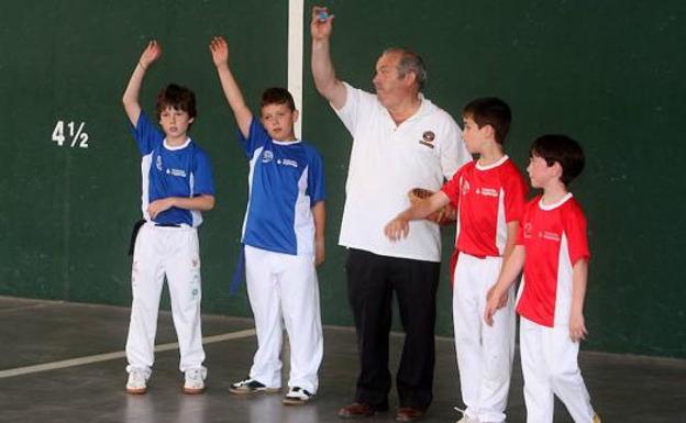 Más de 200 jóvenes practicarán pelota y natación en los campus de verano del Adarraga