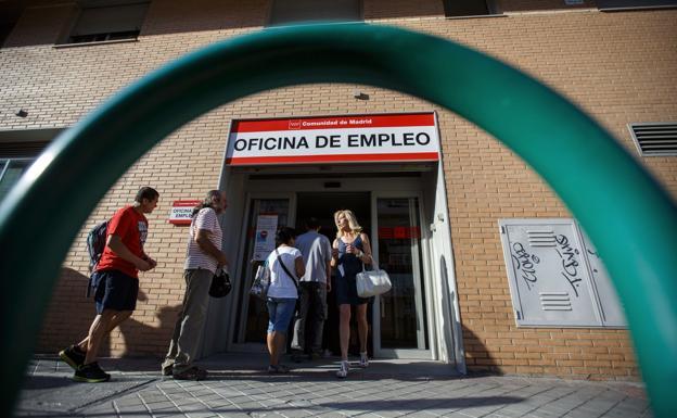 El inicio de la temporada veraniega reduce el paro en casi 100.000 personas