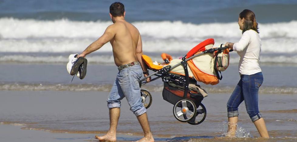 Pasear y ver la televisión, las actividades de ocio preferidas por los españoles