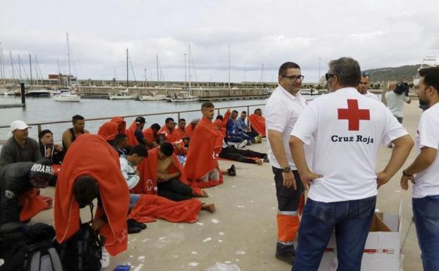 Rescatadas 145 personas en dos pateras llegadas a Cádiz