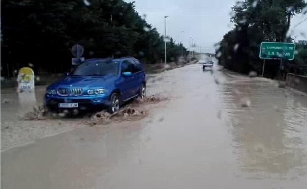 Una tromba récord corta la 232 y la vía férrea y causa inundaciones en Agoncillo y Logroño