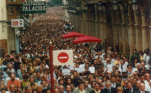 «La sociedad riojana dice ¡Basta ya! Éste es el grito que nos ha convocado aquí»