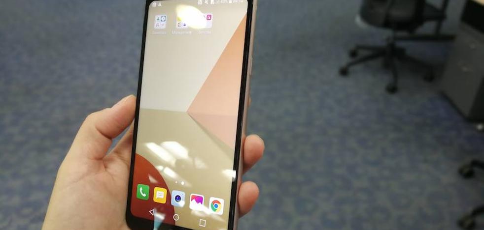 LG lanza el primer 'smartphone' de gama media con pantalla «sin límites»